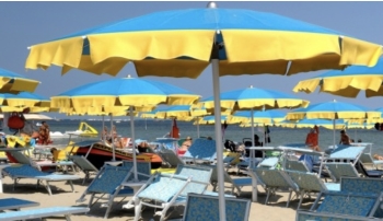 Avvio stagione balneare: aumenti del 4-5% attendono gli italiani sotto l’ombrellone