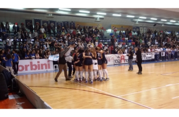 Davanti a un pubblico da Serie A, Volley Pesaro conquista il primo round per la promozione in A2