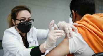 Gli ultra 60enni, da sabato 16 ottobre, potranno prenotare la terza dose di vaccino