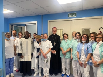Il Vescovo dell’Arcidiocesi di Pesaro Mons. Sandro Salvucci ha fatto visitata ai reparti dell’ospedale di Pesaro in occasione della Santa Pasqua