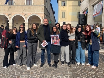 l pane e le rose” torna a nutrire studenti e studentesse di Pesaro2024 nel Giorno mondiale della poesia  