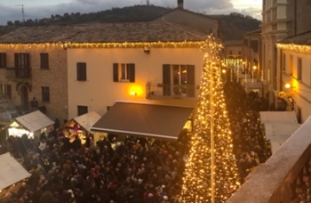 "La Magica nevicata incanta i visitatori di Natale a Mombaroccio anche durante questo week end"