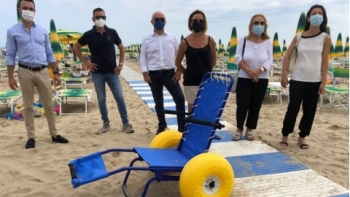  Pesaro Assicura – UnipolSai dona una sedia job per bambini con disabilità al centro estivo della spiaggia del Basket Giovane.