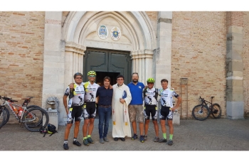 Pesaro-Assisi in bicicletta, al via la prima edizione. Biancani «Un'esperienza unica che per tre giorni unisce sport, natura e spiritualità»