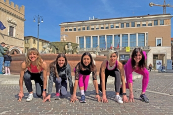 Pesaro corre alla “Run Rome The Marathon”, e sfoggia il suo team tutto al femminile .