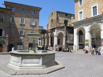 Urbino e il centro storico,  analisi su dati e criticità