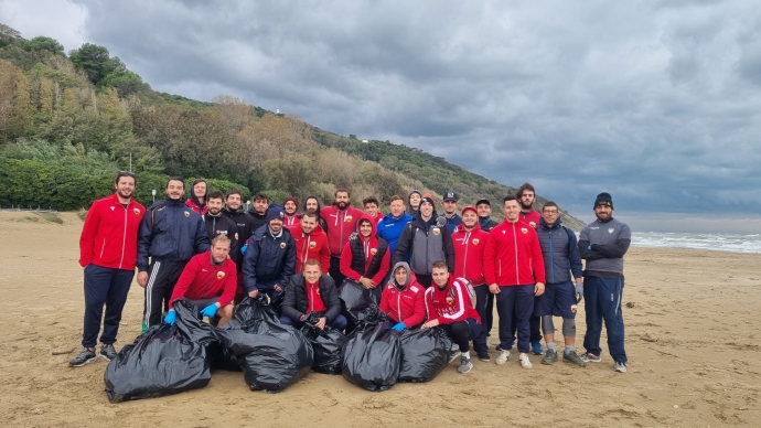 Aiutare l’ambiente e cimentare lo spirito di squadra: la Fiorini Rugby Pesaro pulisce la spiaggia di Baia Flaminia