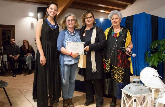 Amiche del Ricamo, l’insegnante di macramè Cinzia Aureli premiata a Castelgomberto “per il miglior gioiello con medaglia Deruta”