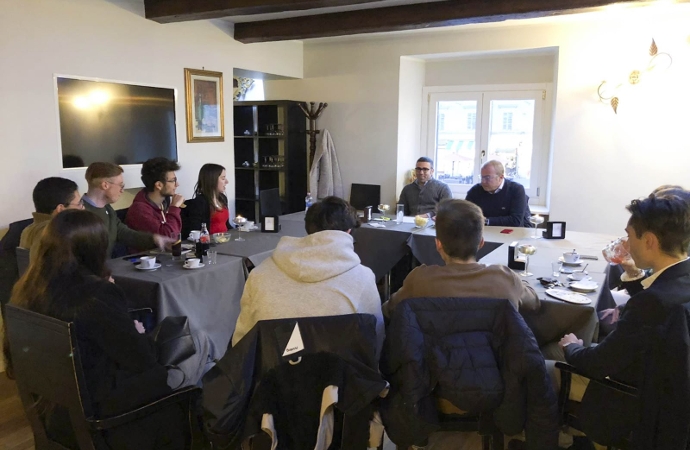 Baiocchi incontra i giovani: maggiore coinvolgimento e divertimento serale tra gli argomenti del dibattito al Caffè Ducale