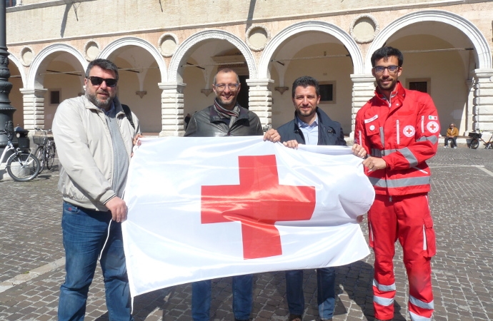 Giornata Mondiale della Croce Rossa e Mezzaluna Rossa, consegnata la bandiera all'amministazione comunale di Pesaro