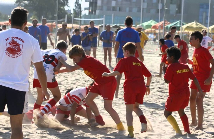 I piccoli rugbisti tornano a darsi battaglia sulla sabbia di Pesaro
