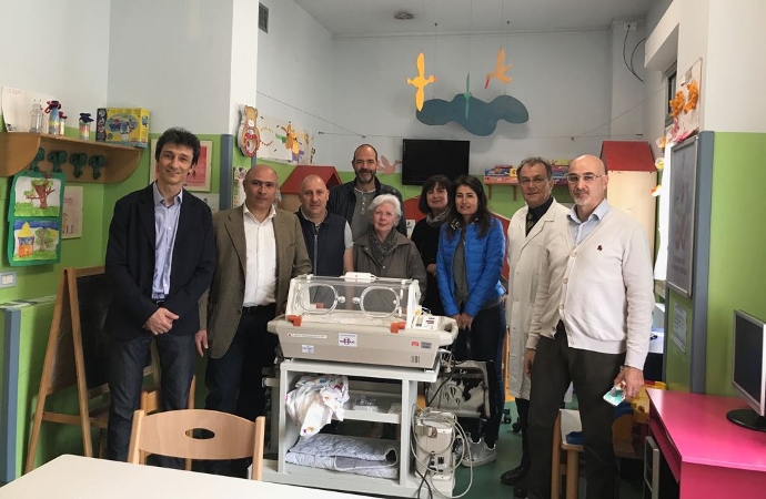 L'Associazione Renatoè dona un'incubatrice alla Pediatria del San Salvatore di Pesaro
