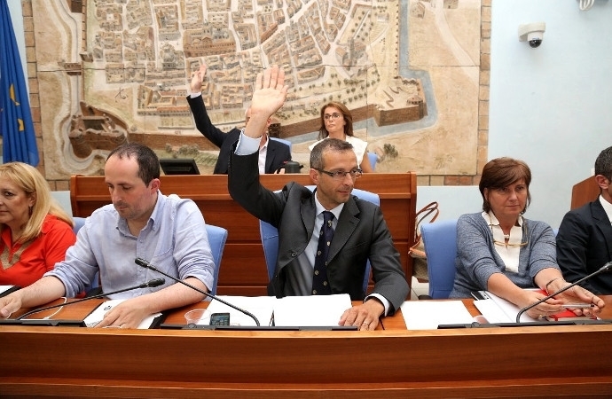 Pesaro, consiglio comunale: passano le modifiche per l'assegnazione degli alloggi pubblici