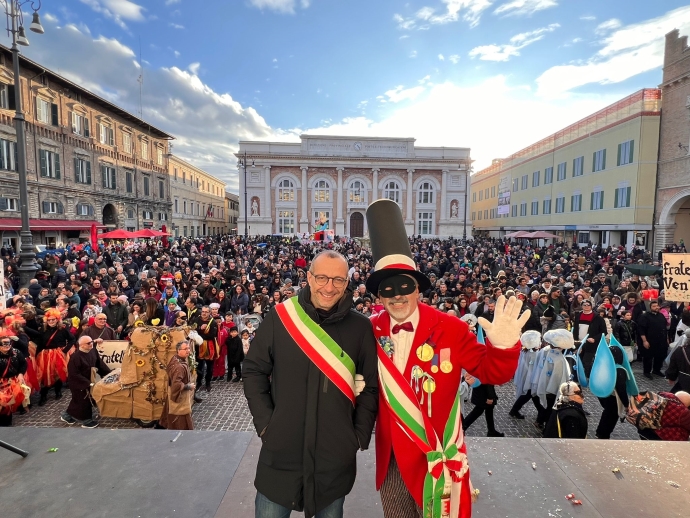 Piazza del Popolo gremita per il Carnevale dei ragazzi, Ricci e Vimini: «Una cartolina colorata e gioiosa della nostra Capitale italiana della cultura 2024»