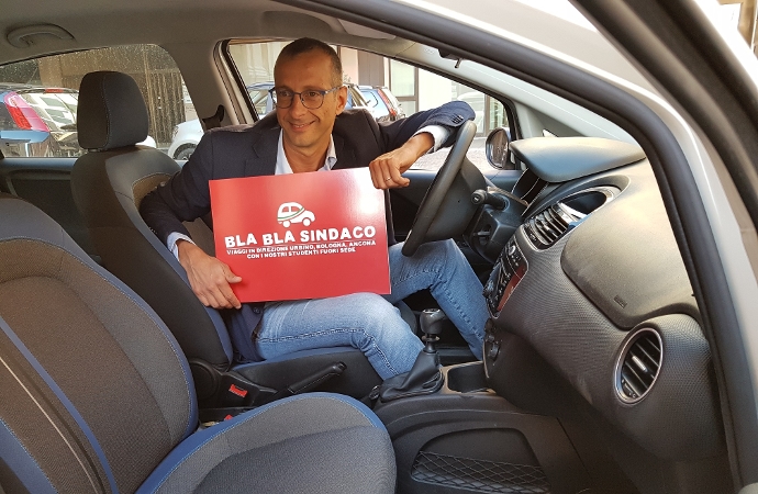 Ricci lancia ‘Bla Bla Sindaco’ e dà passaggi in auto agli universitari: «Discutiamo di Pesaro»