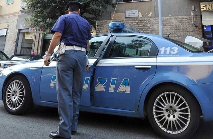 Urbino, fugge dopo una lite e prende a calci e pugni i poliziotti: arrestato